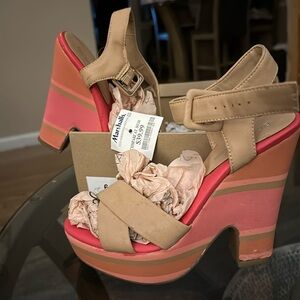 Cute BCBG Sandals, Size 6 New w/tags.